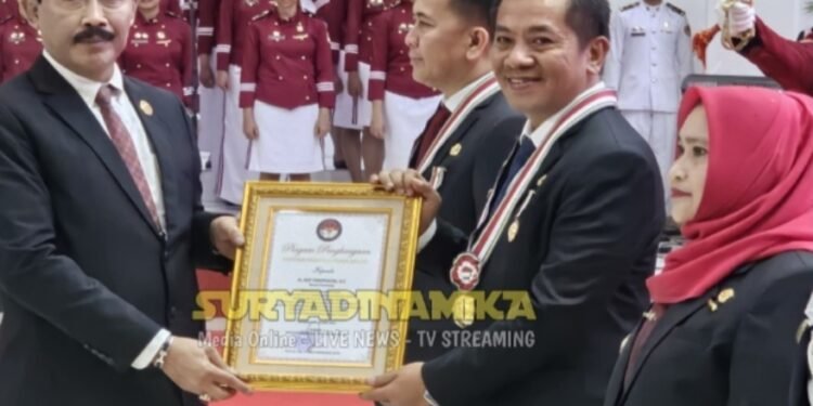 Sarat Prestasi IPDN Anugrahkan Lencana Kartika Pamong Praja Muda Kepada Bupati Karawang Aef Saefullah