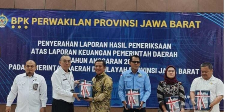 Bupati Karawang Aef Saefullah Raih Penghargaan WTP BPK RI