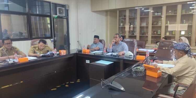 Pansus Raperda DPRD Karawang Tuntaskan PAD Sistem Restribusi TPKom