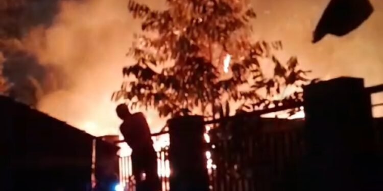 Akibat Konsleting Listrik  Satu Rumah dan 5 Unit Motor Warga Ciampel  Hangus Terbakar