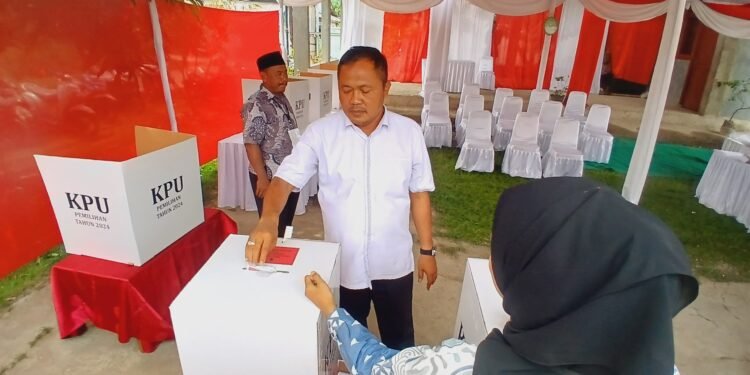 Cawabup No 2 H  Maslani Salurkan Hak Suaranya di TPS 23 Perum Permata Regency Cikampek Utara
