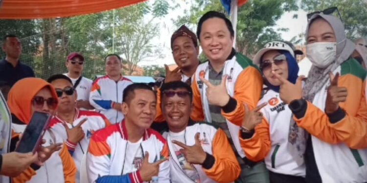 Dukungan Terhadap Cabup Aep Syaepuloh Mengalir Deras Komunitas Fitnes Se-Kabupaten Karawang Gelar Deklarasi dan Senam Bersama Relawan