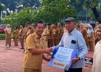 Gairahkan Ekonomi Masyarakat  Bupati Aep Bagikan Alat Produksi 23 Pelaku UMKM