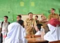Bupati Karawang Aep Syaepuloh Bareng Sekda Simulasi Makanan Gratis Bergizi di SDN Gintungkerta I Klari Karawang