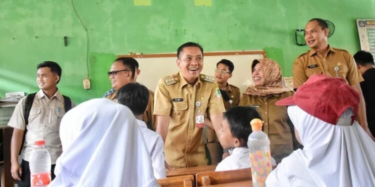 Bupati Karawang Aep Syaepuloh Bareng Sekda Simulasi Makanan Gratis Bergizi di SDN Gintungkerta I Klari Karawang