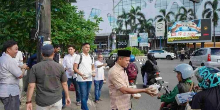 Ramadhan Penuh Berkah Sekda Bareng AsIsten dan Para Kabag Bagikan Takjil di Bunderan Ramayana