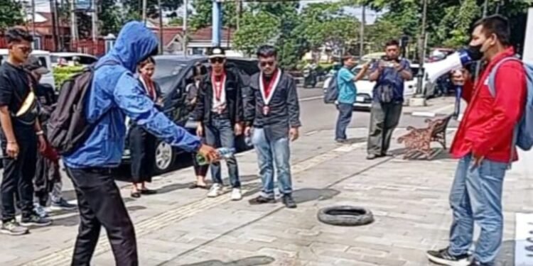 Puluhan Mahasiswa GMNI Gelar Aksi Demo Solidaritas Terhadap Terdakwa YS Di Pengadilan Negeri Karawang