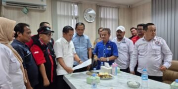 Tuntut Naikan Upah Buruh Karawang Gelar Aksi Demonstrasi Di Pemkab Karawang