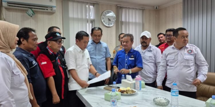 Tuntut Naikan Upah Buruh Karawang Gelar Aksi Demonstrasi Di Pemkab Karawang