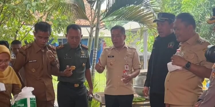 Bupati Karawang Aep Syepuloh Pastikan Kebutuhan Pangan Warga Terdanpak Banjir Karangligar Terpenuhi